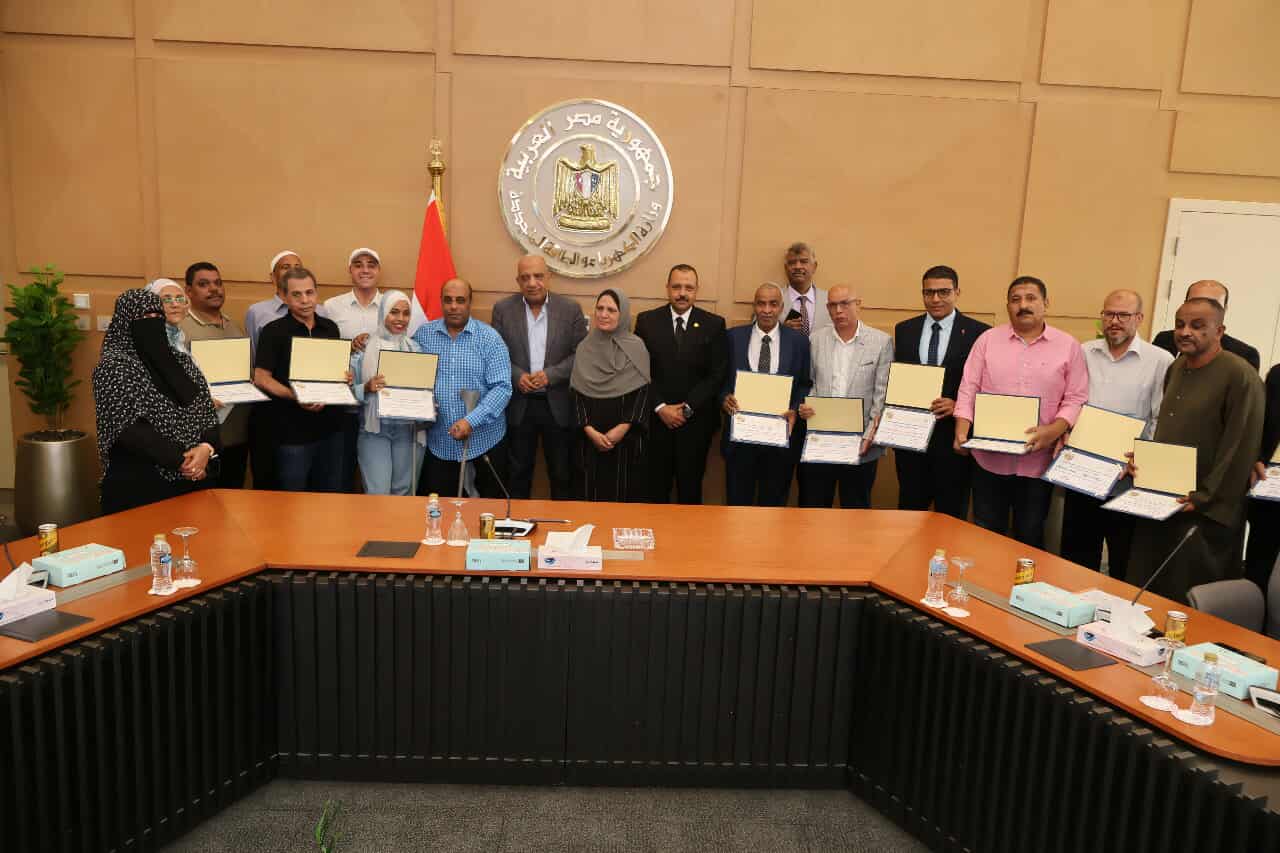 وزير الكهرباء يسلّم عدد من العاملين المتميزين بشركات الكهرباء شهادات تقدير ورحلات عمرة مجانية.