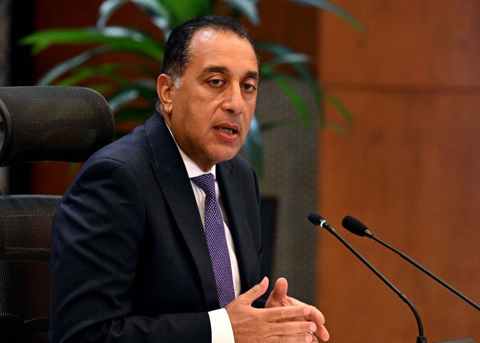 مدبولي يطلع على سير العمل بمنظومة الشكاوي الحكومية