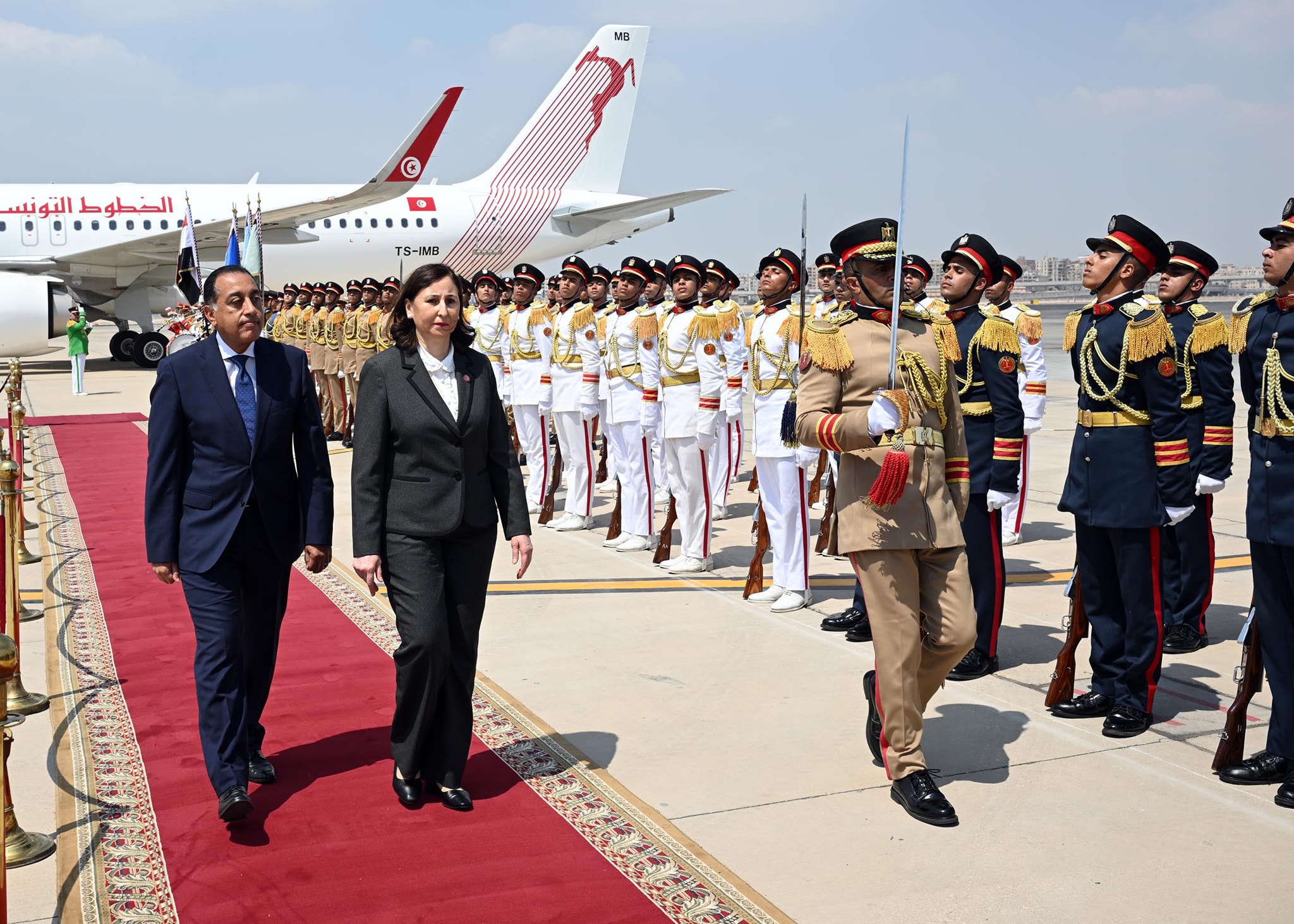 رئيس الوزراء يستقبل نظيرته التونسية في مطار القاهرة