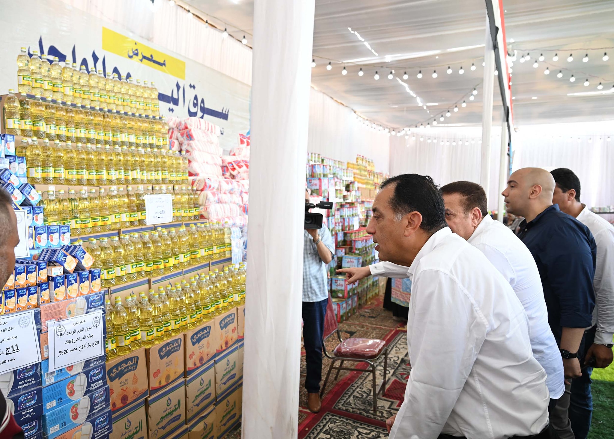 مدبولي يتفقد سوق اليوم الواحد للسلع الغذائية في أشمون