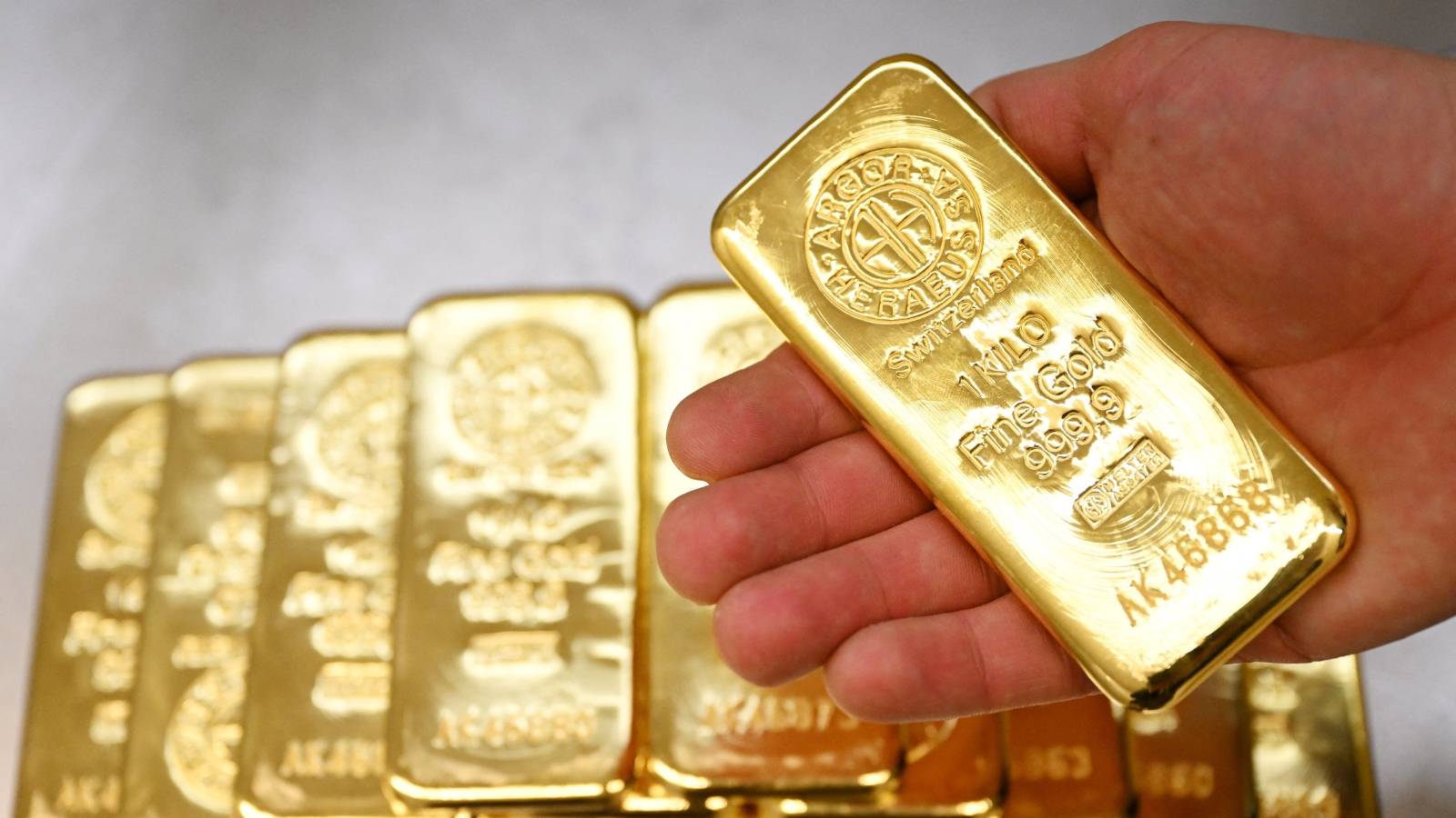 الذهب يسجل مستوى قياسي عالمي ويتجه لأفضل أداء شهري منذ 14 عاماً