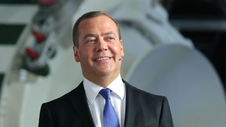 مدفيديف يسخر من رئيس فنلندا بعد تصريحاته عن «النصر على السوفيت»