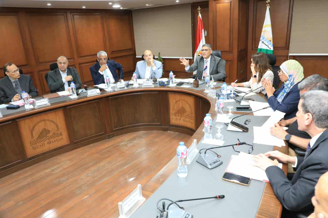 محافظ الجيزة يجتمع لبحث الموقف التنفيذي للمشروعات القومية