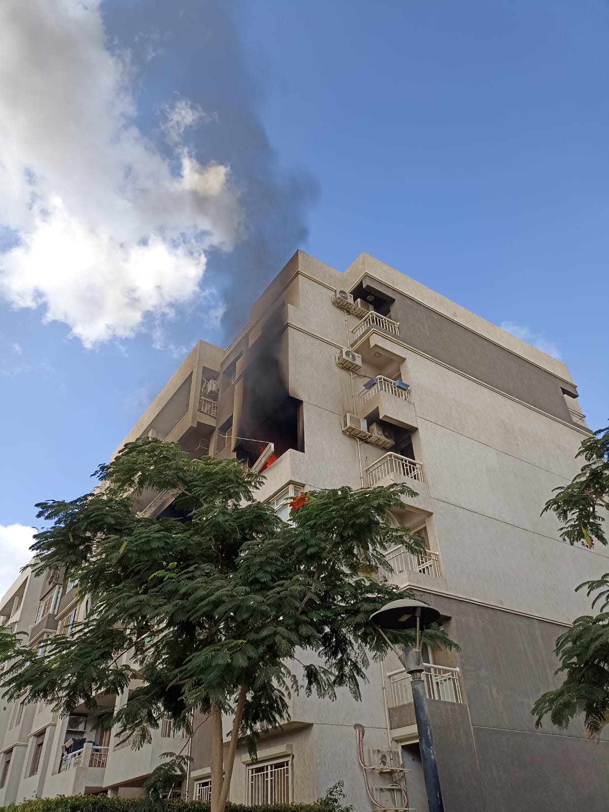 إخماد حريق  شب فى شقة بمنطقة التجمع الأول