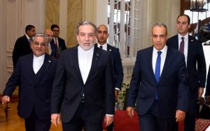 مصر وإيران.. دعوات لتهدئة إقليمية وحل سلمي للملف النووي