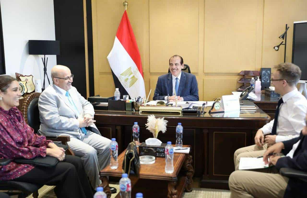 نائب وزير الصحة يجتمع مع وفد اللجنة الدولية للاعتماد في “مكافحة مقاومة المضادات الحيوية”