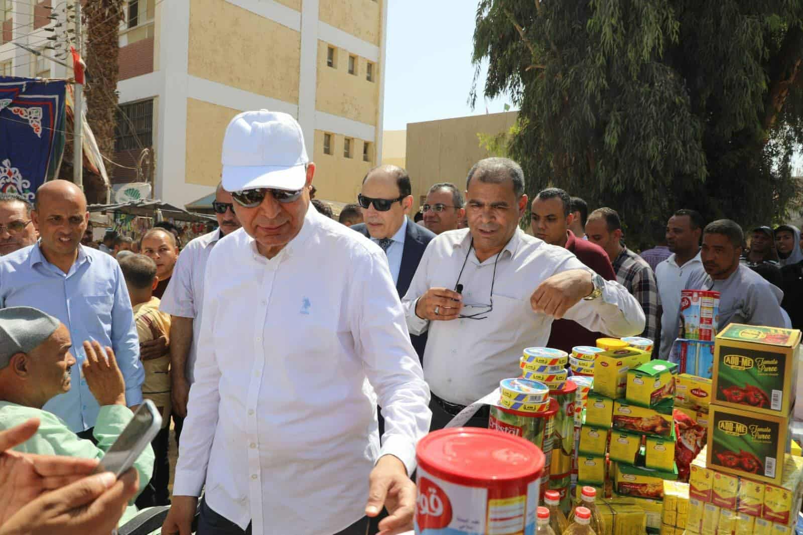 محافظ المنيا يتفقد قافلة لبيع السلع الغذائية الأساسية بأسعار مخفضة بقرية قلندول بملوي