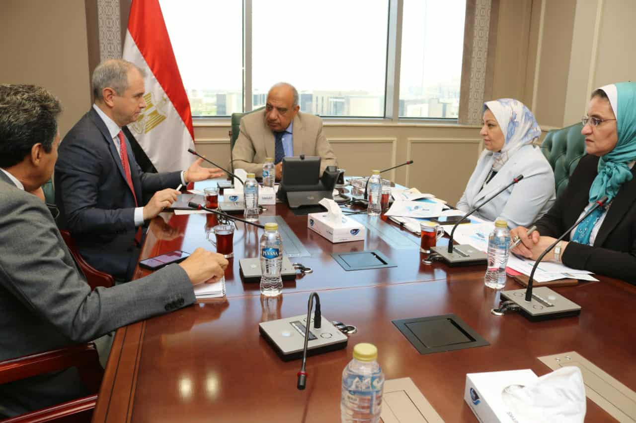 وزير الكهرباء يبحث مع لكازار الإماراتية تعزيز التعاون وزيادة الاستثمارات في مجالات الطاقة المتجددة