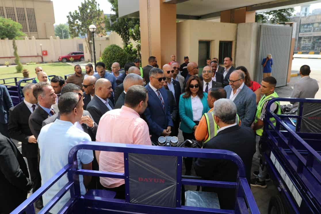 وزيرة التنمية المحلية ومحافظ الجيزة يسلمان دفعه أولى من ٥٠ تروسيكل للعاملين بالنظافة