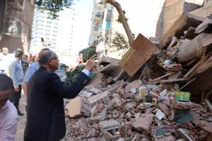 محافظ المنيا يتفقد موقع انهيار منزل خالٍ من السكان أثناء أعمال هدم بجوار فندق لوتس