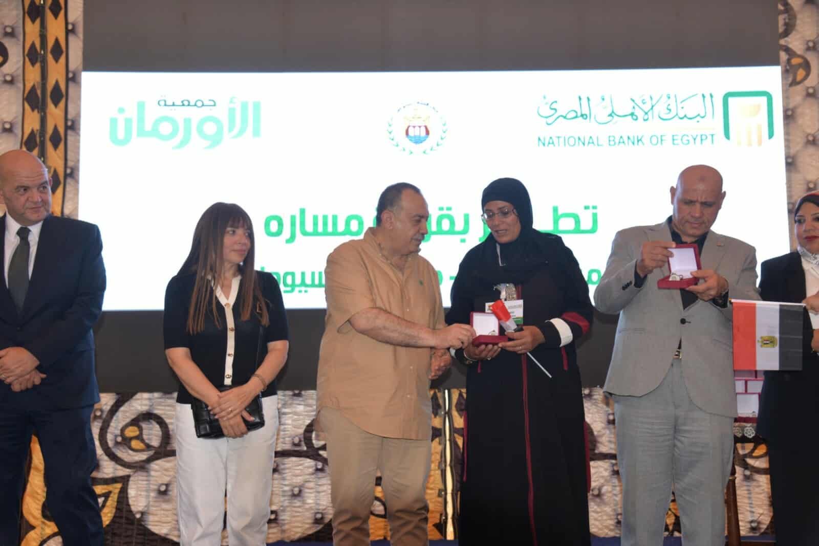 للأسر الأولى بالرعاية..تسليم 60 منزلاً مؤهلاً و27 رأس ماشية بقرية مسارة بأسيوط