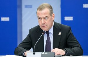 «مدفيديف» يلوّح برد قاسٍ بعد تهديدات «زيلينسكي» لقادة روسيا