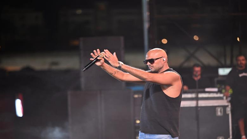 شارموفرز يحيي حفلا غنائياً بأحد فنادق العلمين