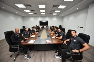 رئيس لجنة الحكام يراجع حالات الـ VAR مع الحكام 