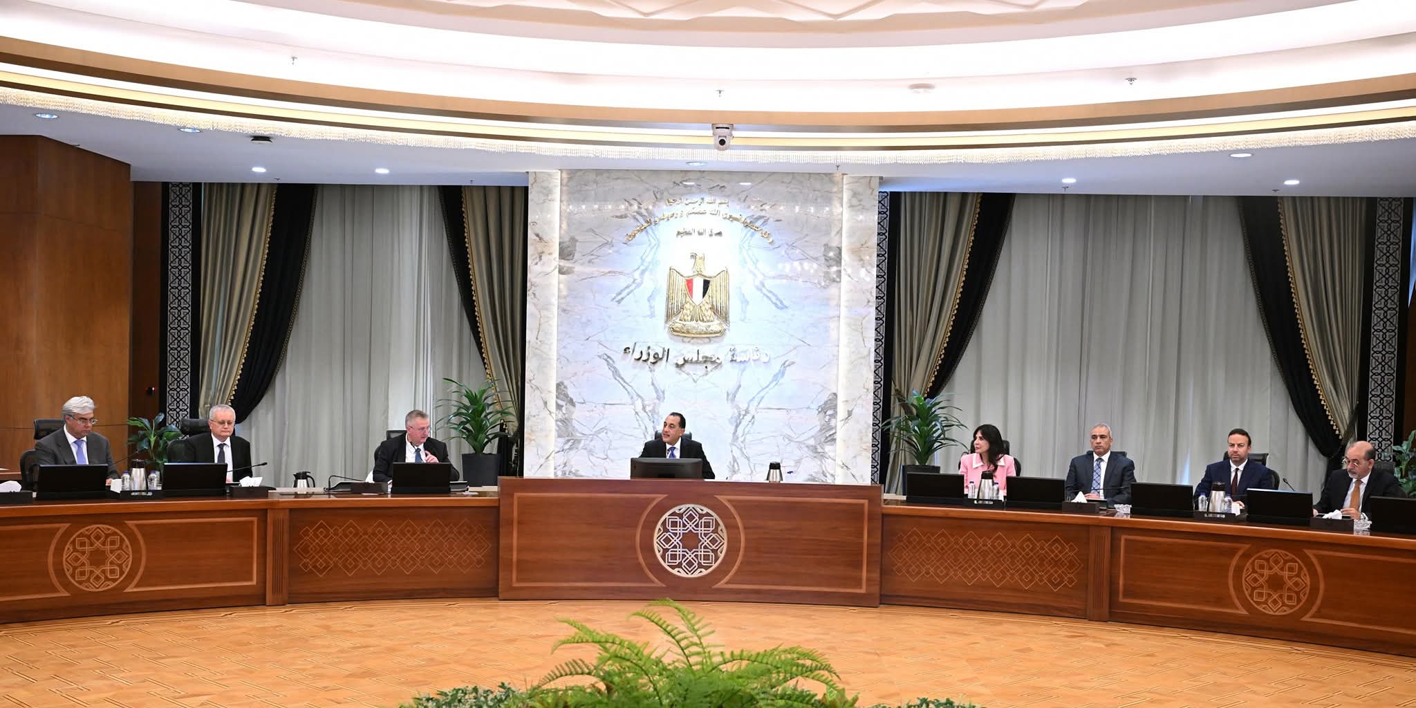 مدبولي وأوفيرتشوك يبحثان إقامة منطقة صناعية روسية