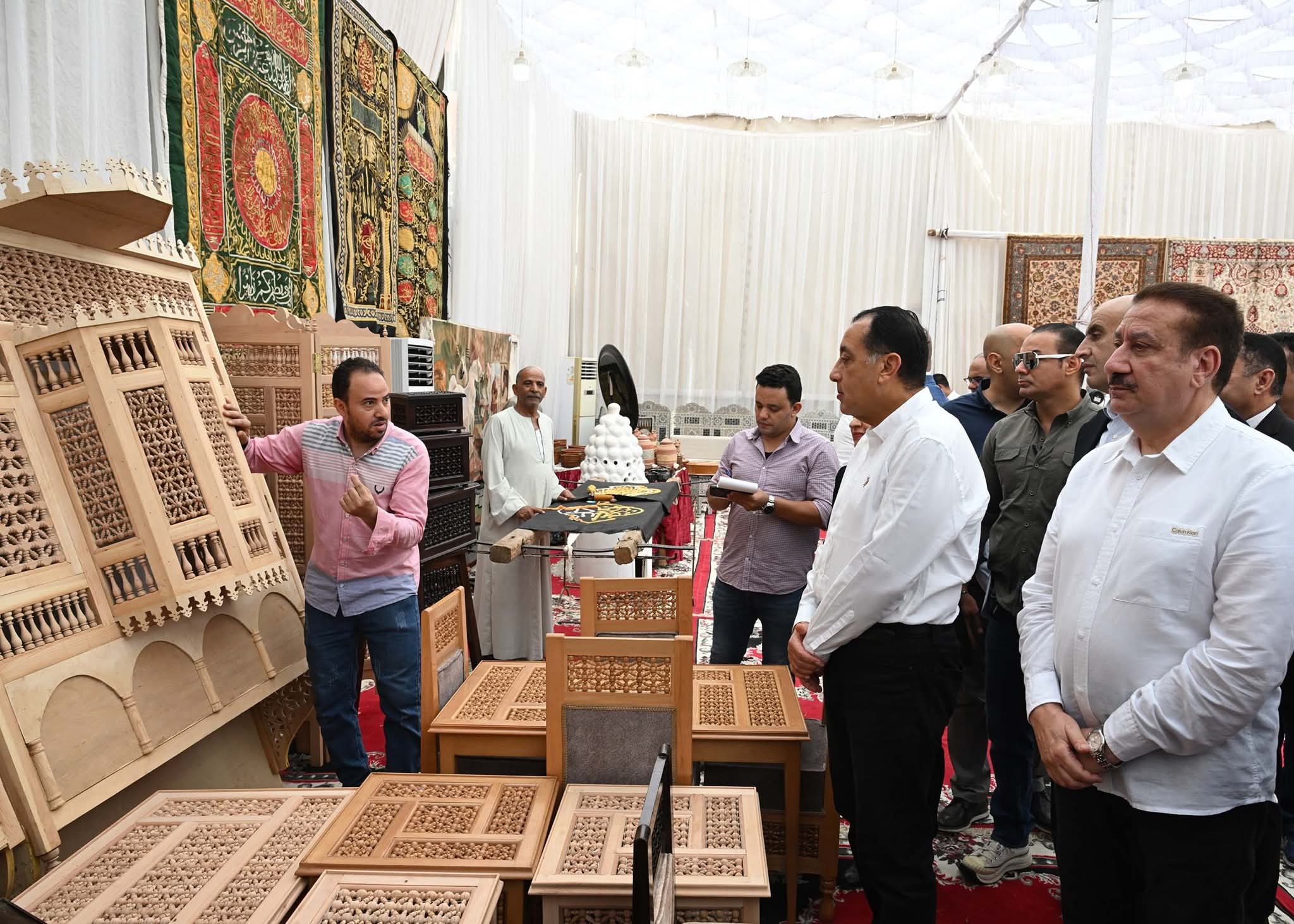 مدبولي يزور معرض الحرف اليدوية في أشمون