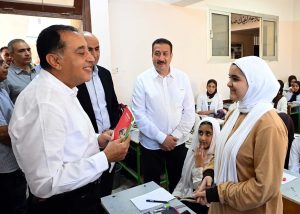 مدبولي يزور مدرسة الزهراء في أشمون ويستمع للطالبات