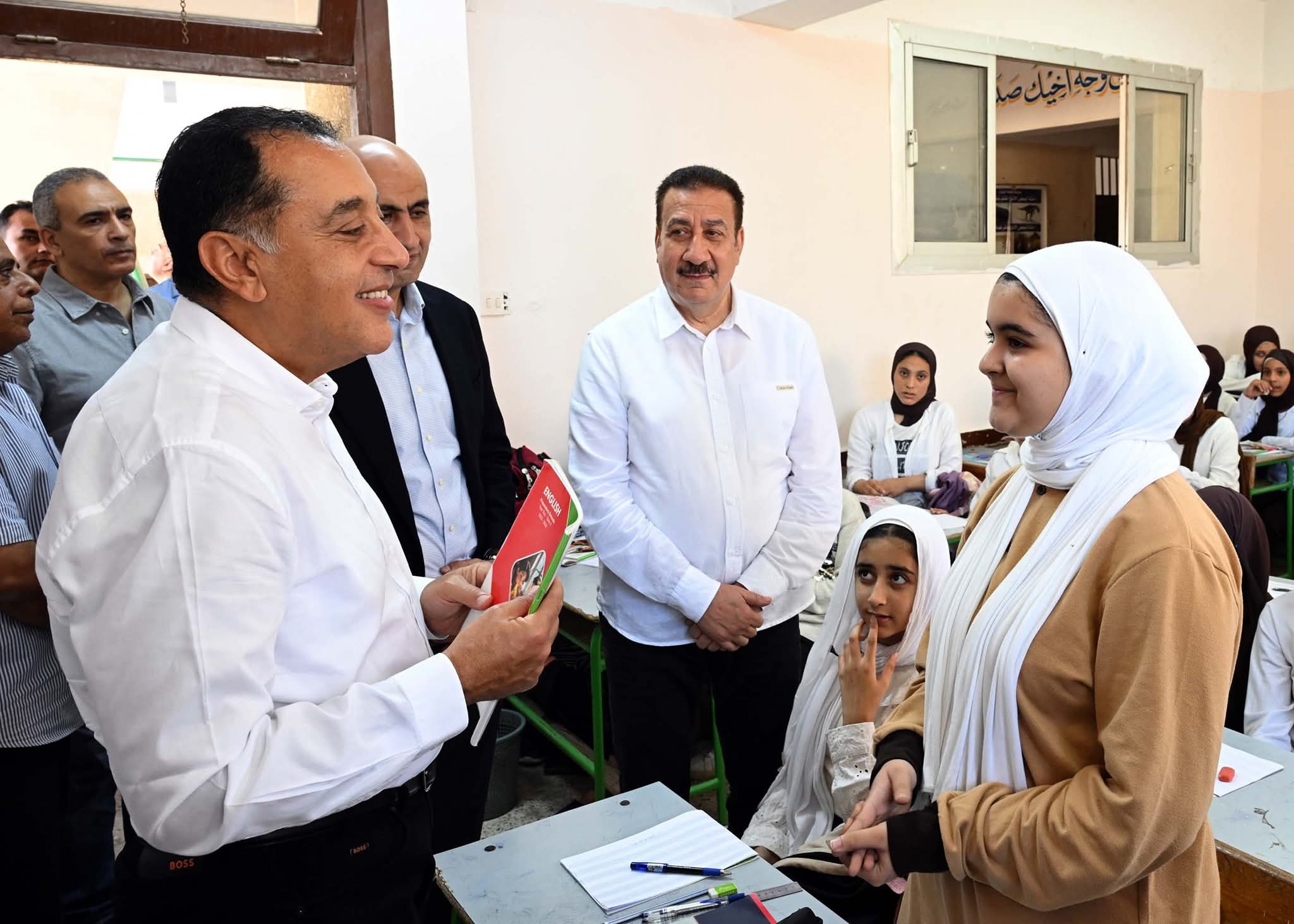 مدبولي يزور مدرسة الزهراء في أشمون ويستمع للطالبات