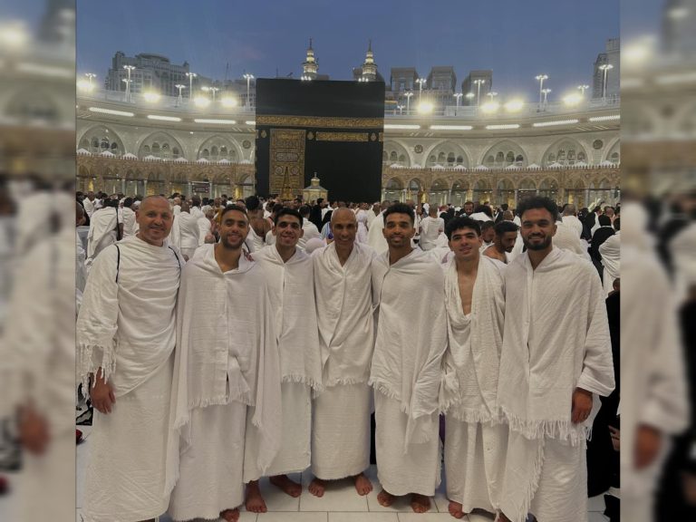 لاعبي بيراميدز أثناء تأدية مناسك العمرة