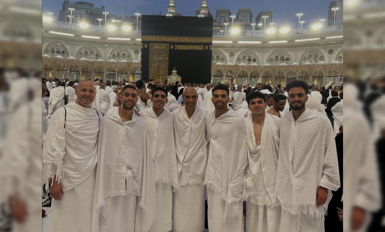 لاعبي بيراميدز أثناء تأدية مناسك العمرة