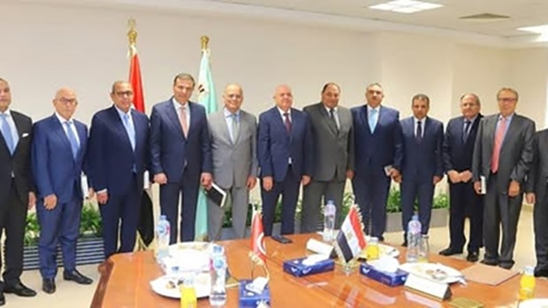 وزير الزراعة يبحث مع وفد تونسي رفيع المستوى تعزيز الاستثمارات الزراعية المشتركة