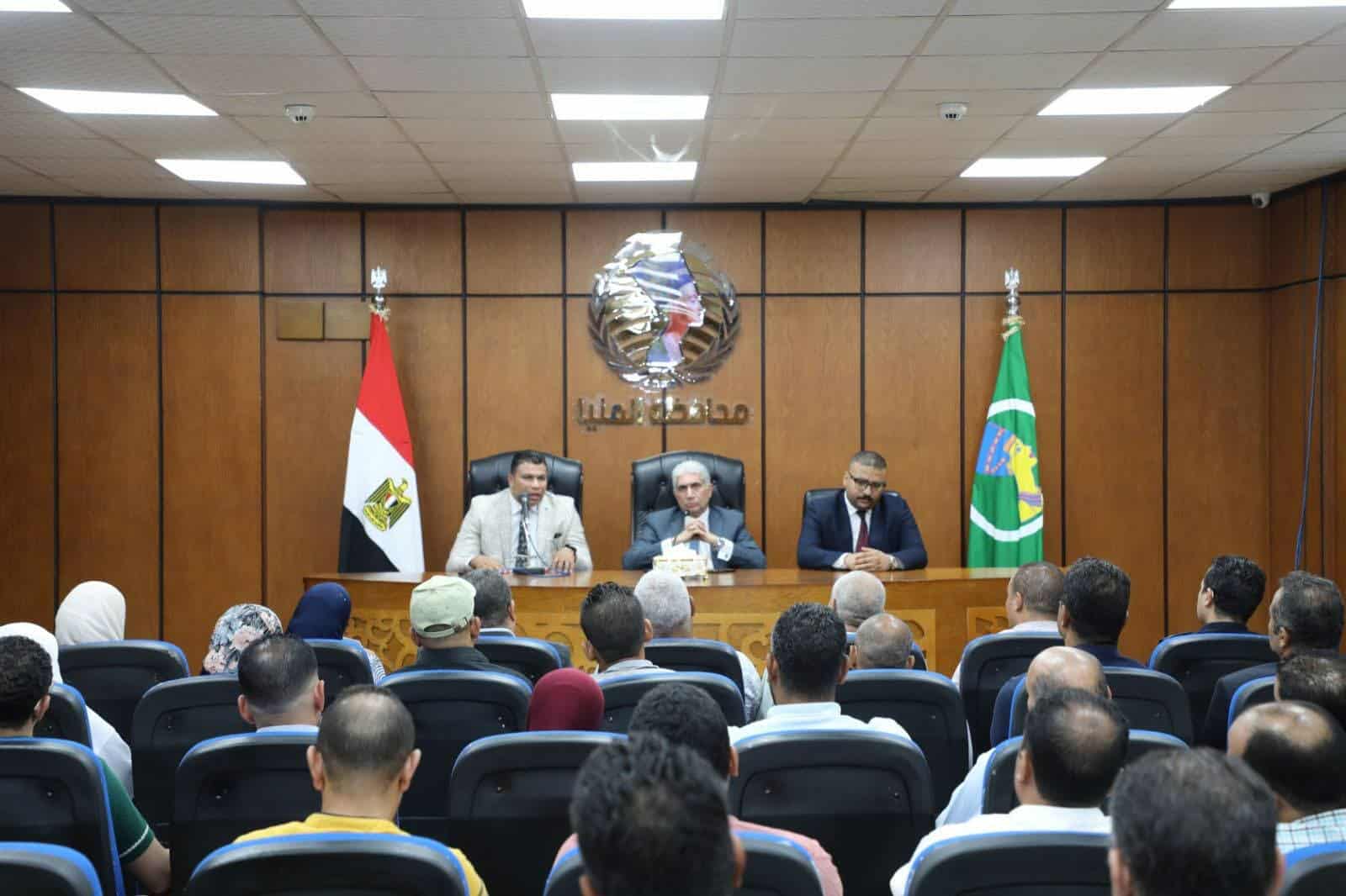 اجتماع موسع بالمنيا لمناقشة آليات تحديث منظومة تراخيص المحال العامة