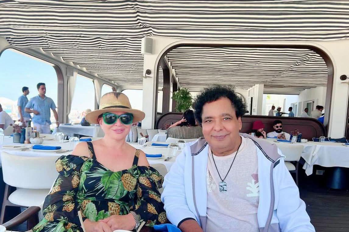 آخر أيام الصيفية تجمع إلهام شاهين مع الكينج محمد منير على الشاطئ