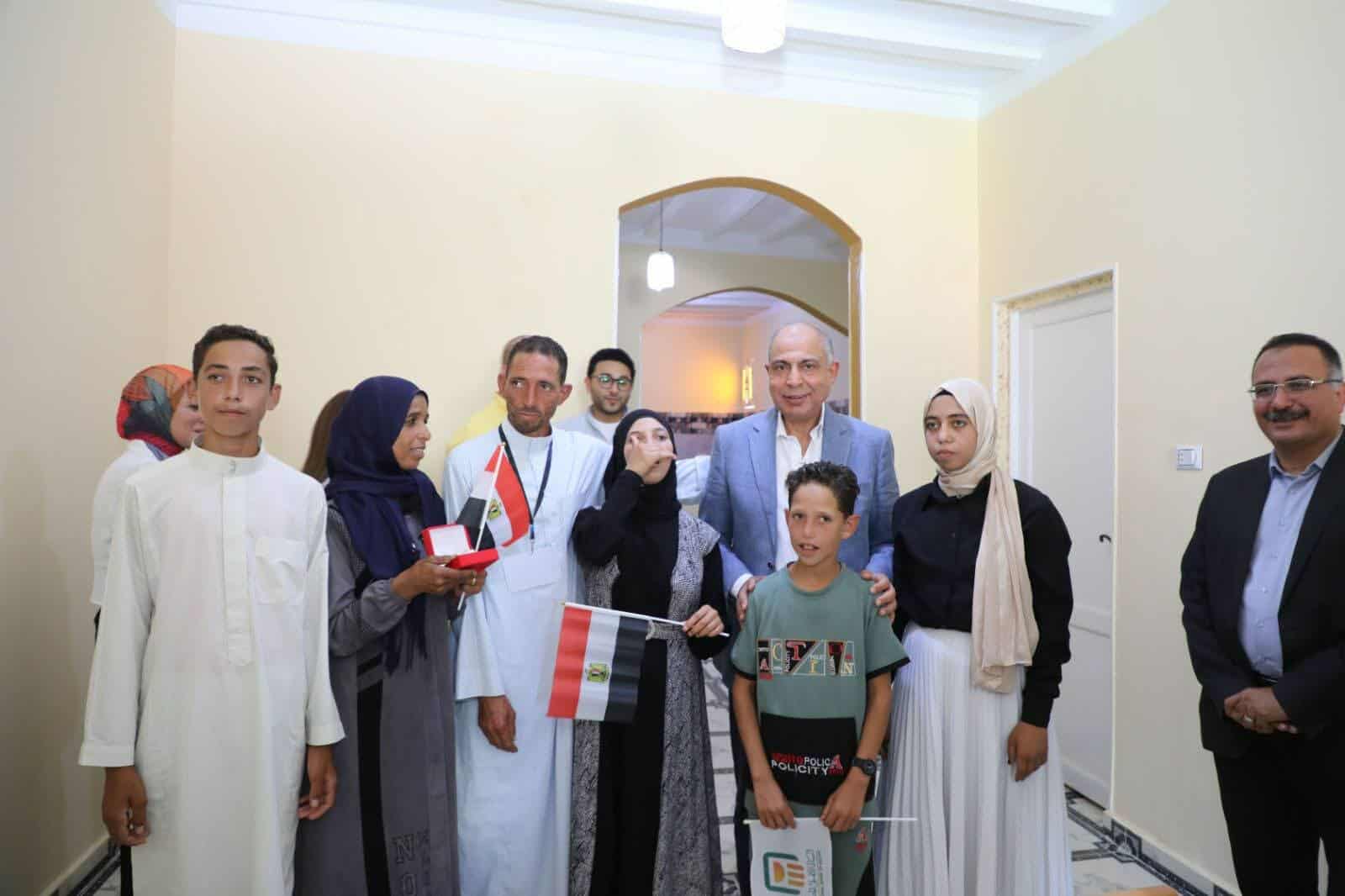 محافظ المنيا يتعاون مع البنك الأهلي وجمعية الأورمان بتسليم 45منزلا للأسر الأولى بالرعاية