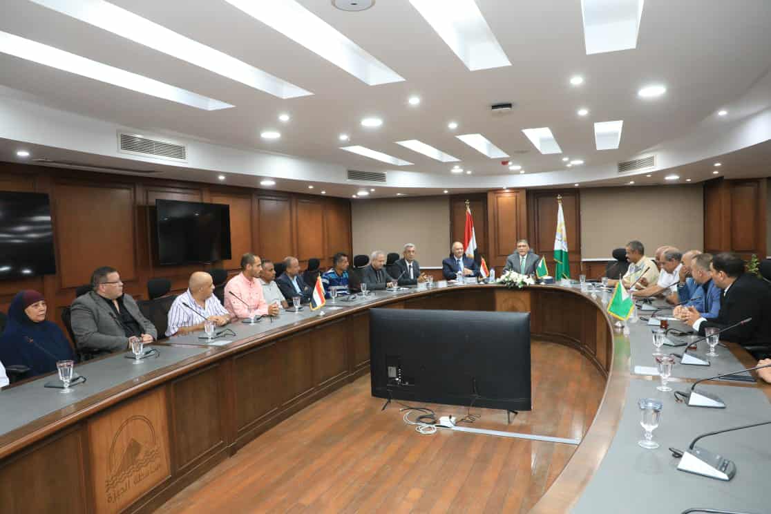 الجيزة :تسليم 20 عقدا تقنين أراضي أملاك دولة للمواطنين