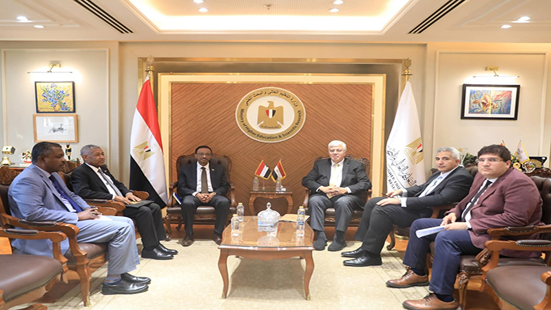 وزير التعليم العالي يلتقي نظيره السوداني لبحث سبل تعزيز التعاون المشترك