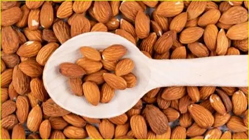 ماذا يحدث للجسم عند تناول اللوز المنقوع لمدة شهر؟