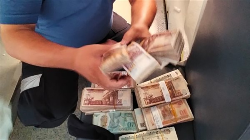 القبض على المتهمين بسرقة حقيبة أموال من مسن بعد خروجه من بنك ببني سويف