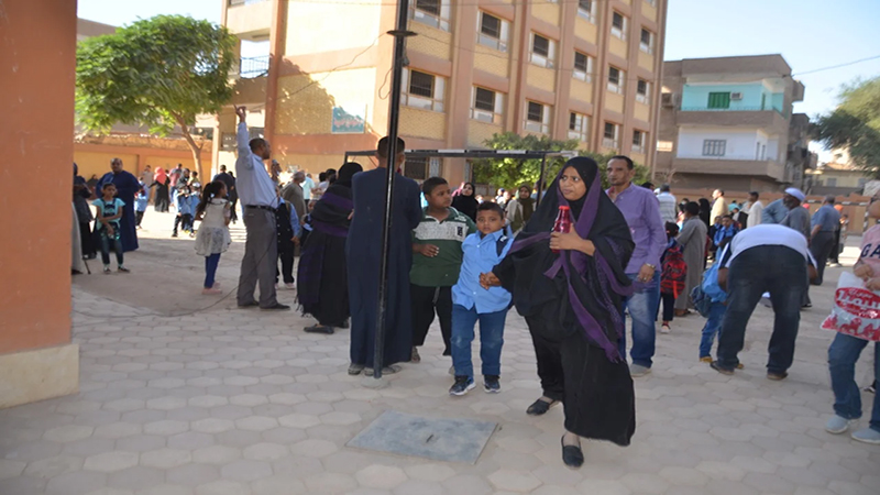 أولياء الأمور يصرون على المقاعد الأولى.. وخبيرة أسرية تقدم روشتة للتنظيم المدرسي