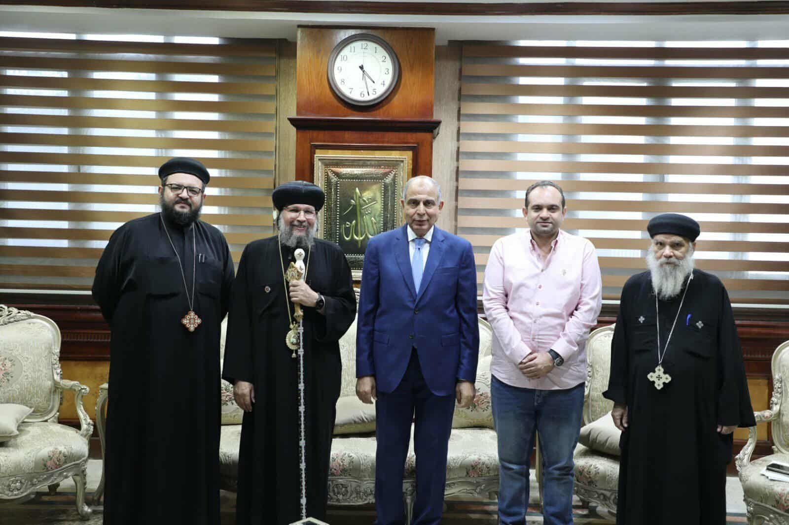 محافظ المنيا يلتقي مطران ديرمواس لبحث القضايا الخدمية