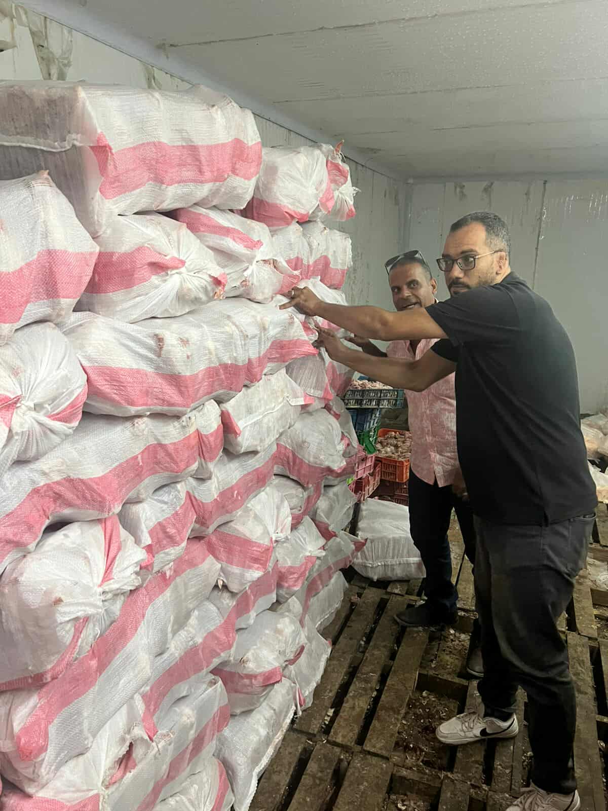 ضبط 4.5 طن دواجن وجلود ودهون غير صالحة بأوسيم