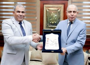 محافظ المنيا يكرم وكيل وزارة التموين السابق تقديراً لجهوده