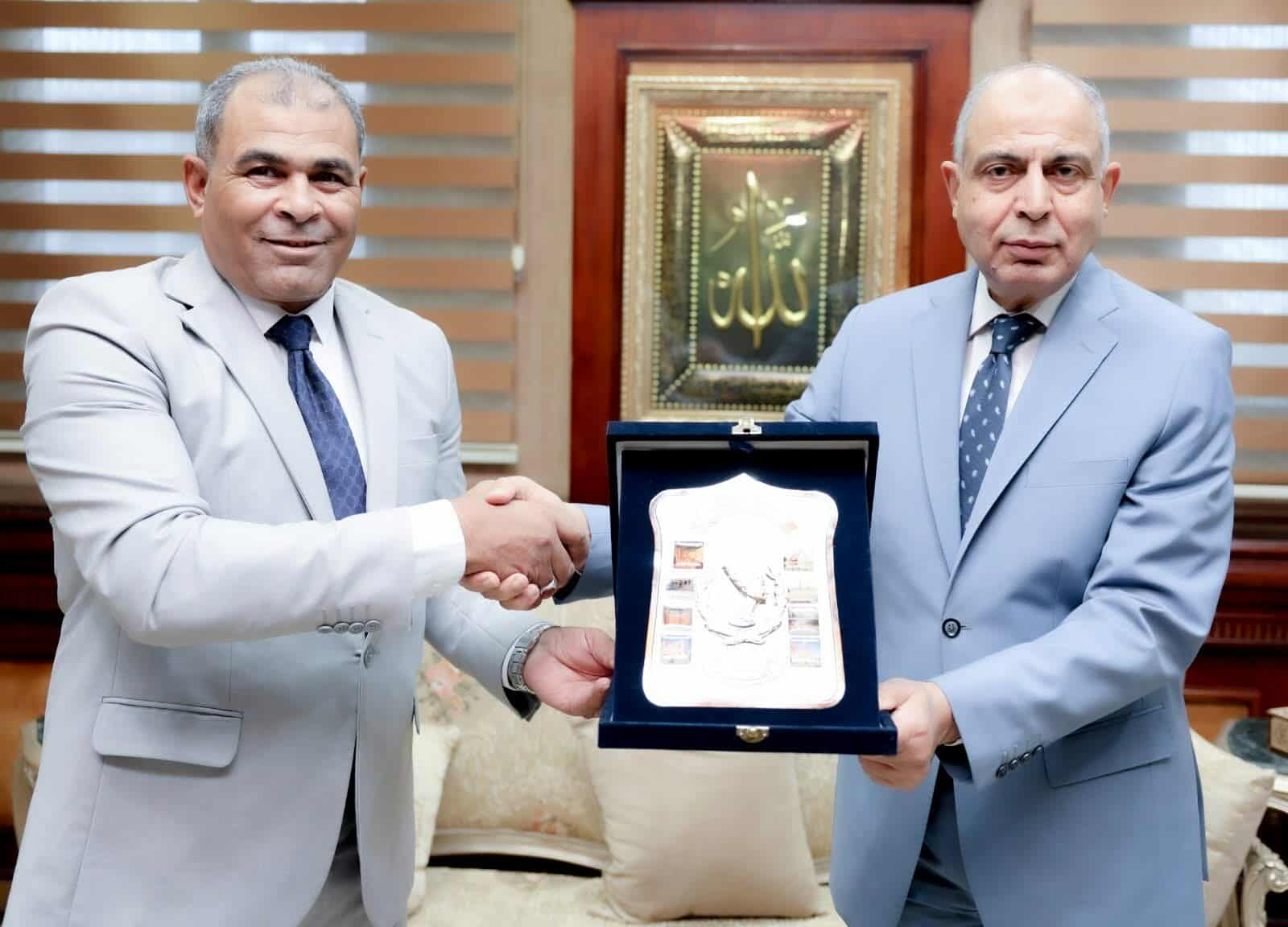 محافظ المنيا يكرم وكيل وزارة التموين السابق تقديراً لجهوده