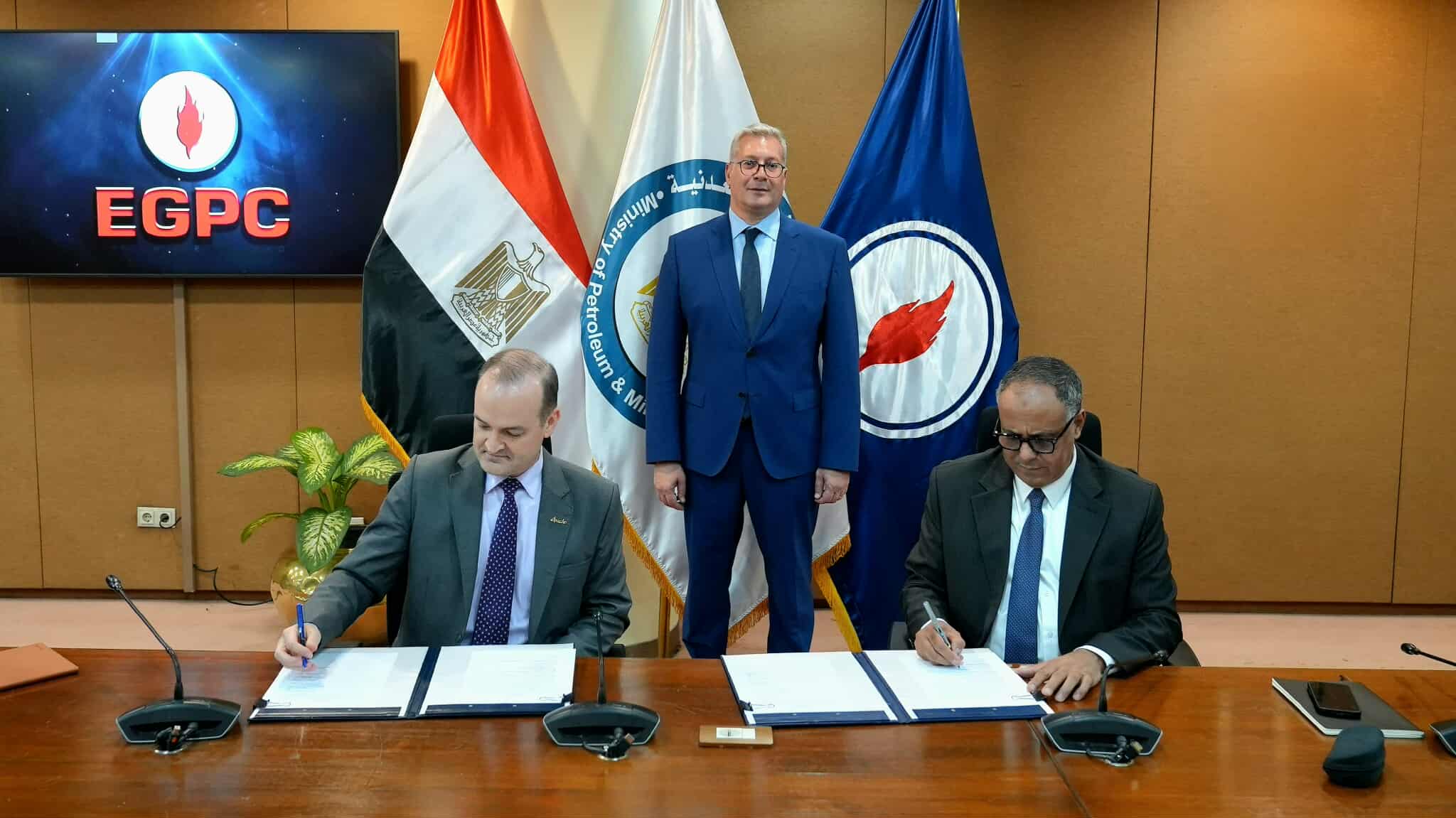 باستثمارات 121 مليون دولار.. وزارة البترول توقع 3 اتفاقيات جديدة للتنقيب عن النفط والغاز