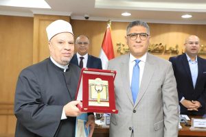 محافظ الجيزة يكرم مديري الأوقاف والصحة السابقين