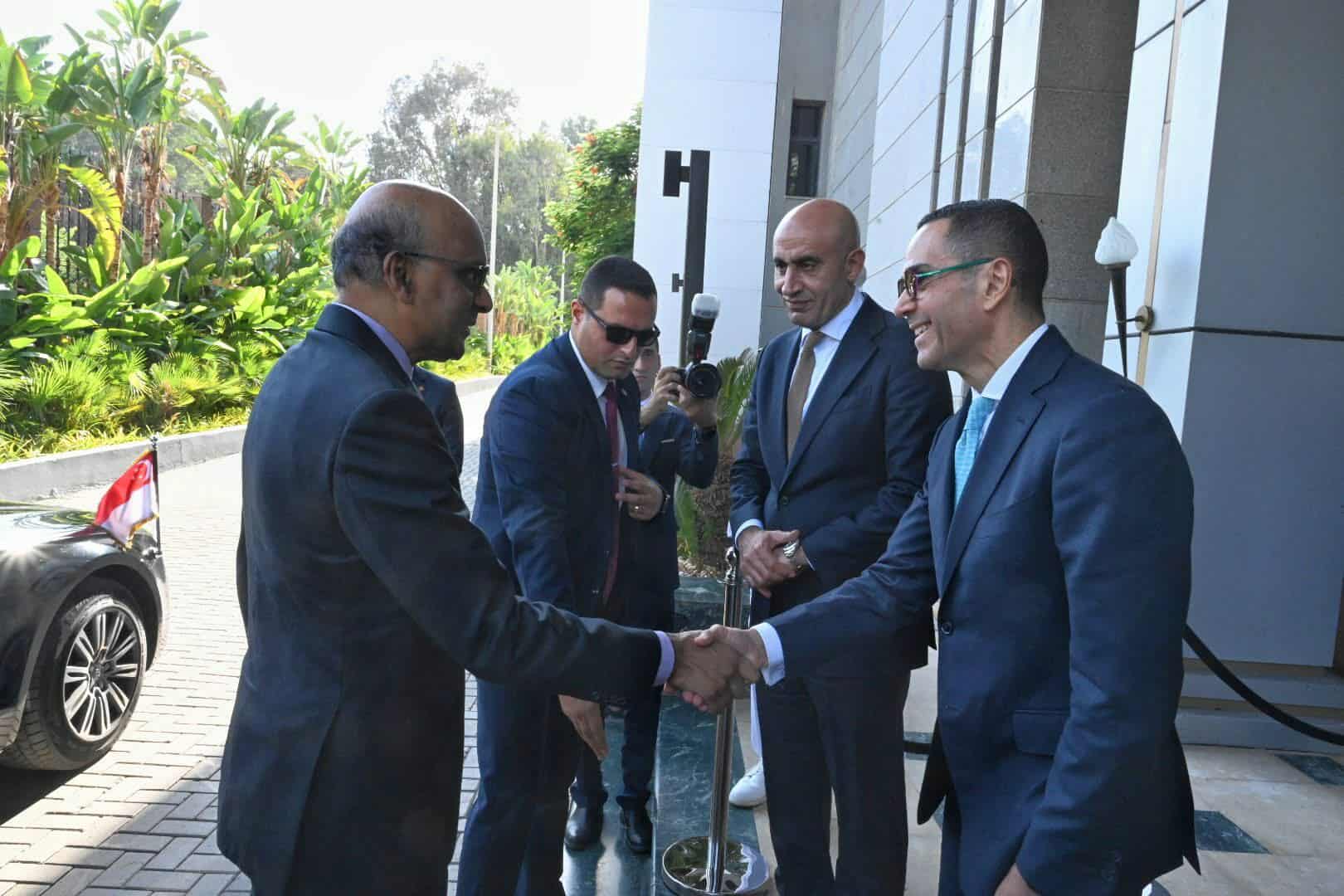 وزير الاستثمار يبحث مع رئيس سنغافورة تعزيز الشراكة الاستراتيجية بين البلدين