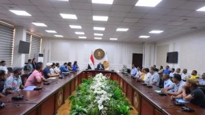 وزير العمل يُسلم عقود لشباب للعمل في الإمارات والبوسنة والهرسك