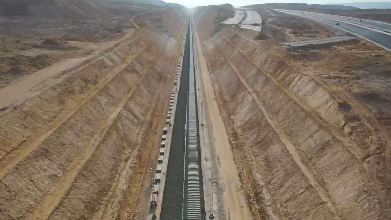 تقدّم أعمال القطار السريع بين السخنة والعلمين وسط مشاهد إنشائية فريدة