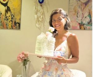 منة فضالي تحتفل بعيد ميلادها