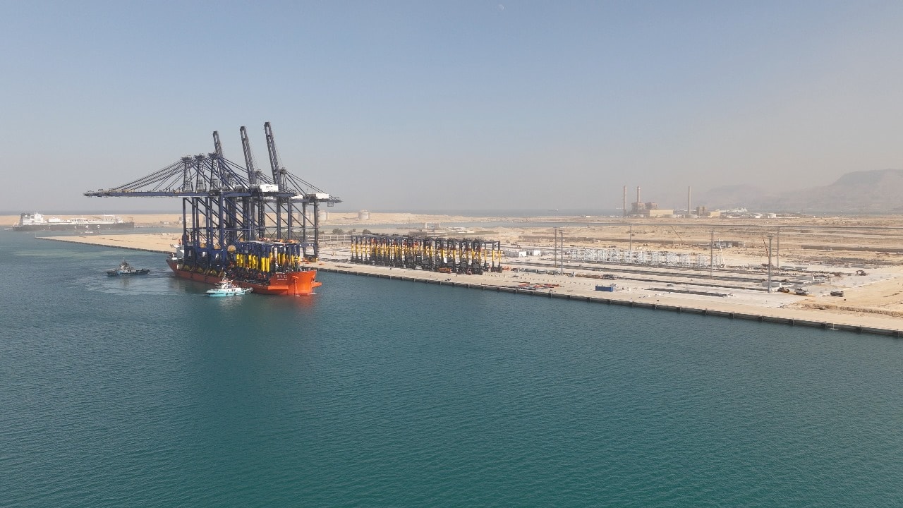 رصيف محطة هاتشيسون رقم 1 بميناء السخنة يستقبل السفينة ZHEN HUA 23