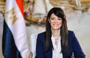 وزيرة التخطيط تضع حجر الأساس لمصنع تربية ديدان القز وإنتاج الحرير الطبيعي في قنا