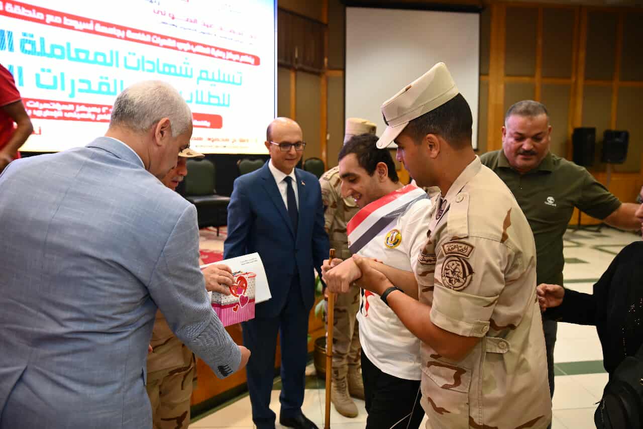 تسليم شهادات المعاملة التجنيدية لـ 89 من ذوي القدرات الخاصة بجامعة أسيوط