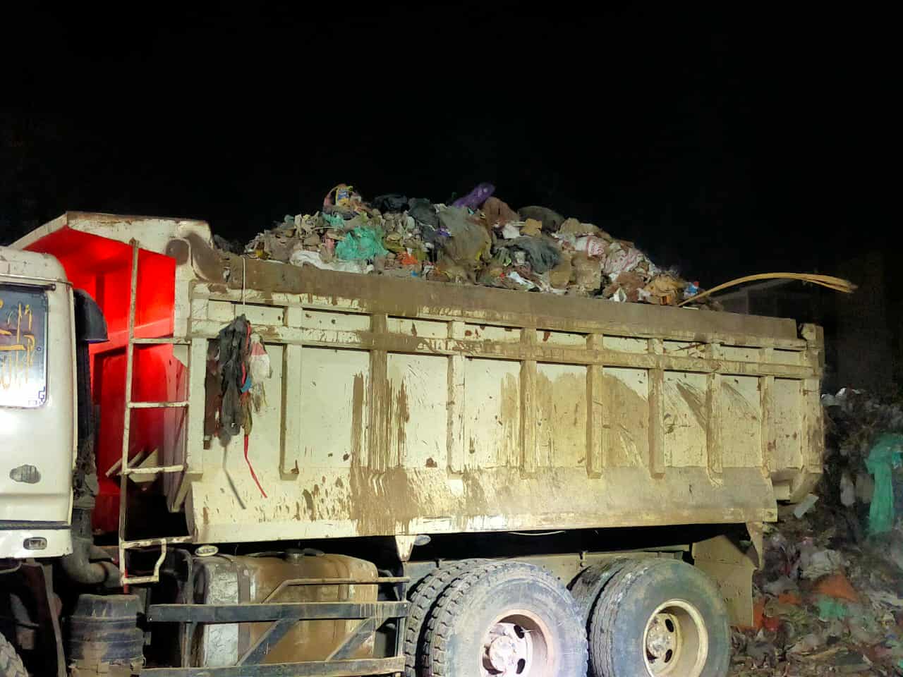 الجيزة: رفع ٢٠٠٠ طن مخلفات من أرض المطاحن بشارع فيصل