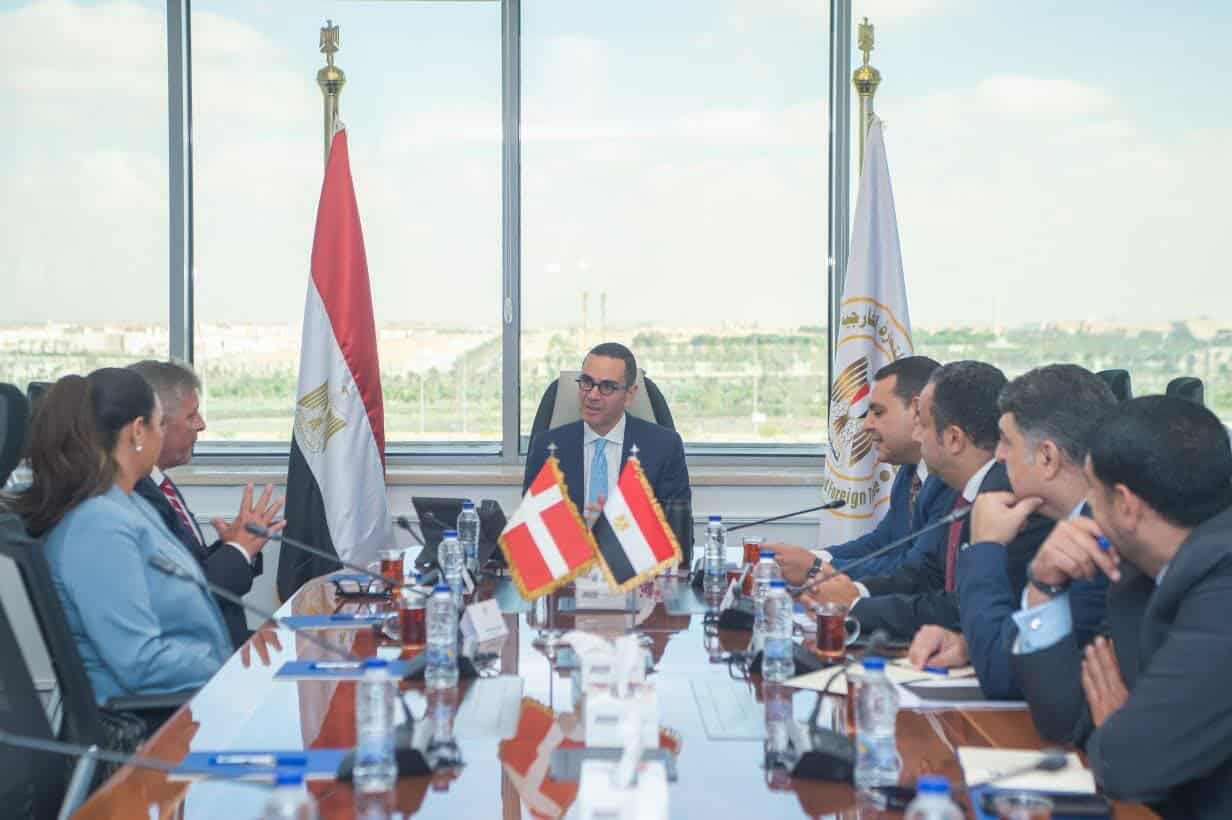 وزير الاستثمار والسفير الدنماركي يبحثان تعزيز الشراكات الاقتصادية بين القاهرة وكوبنهاغن