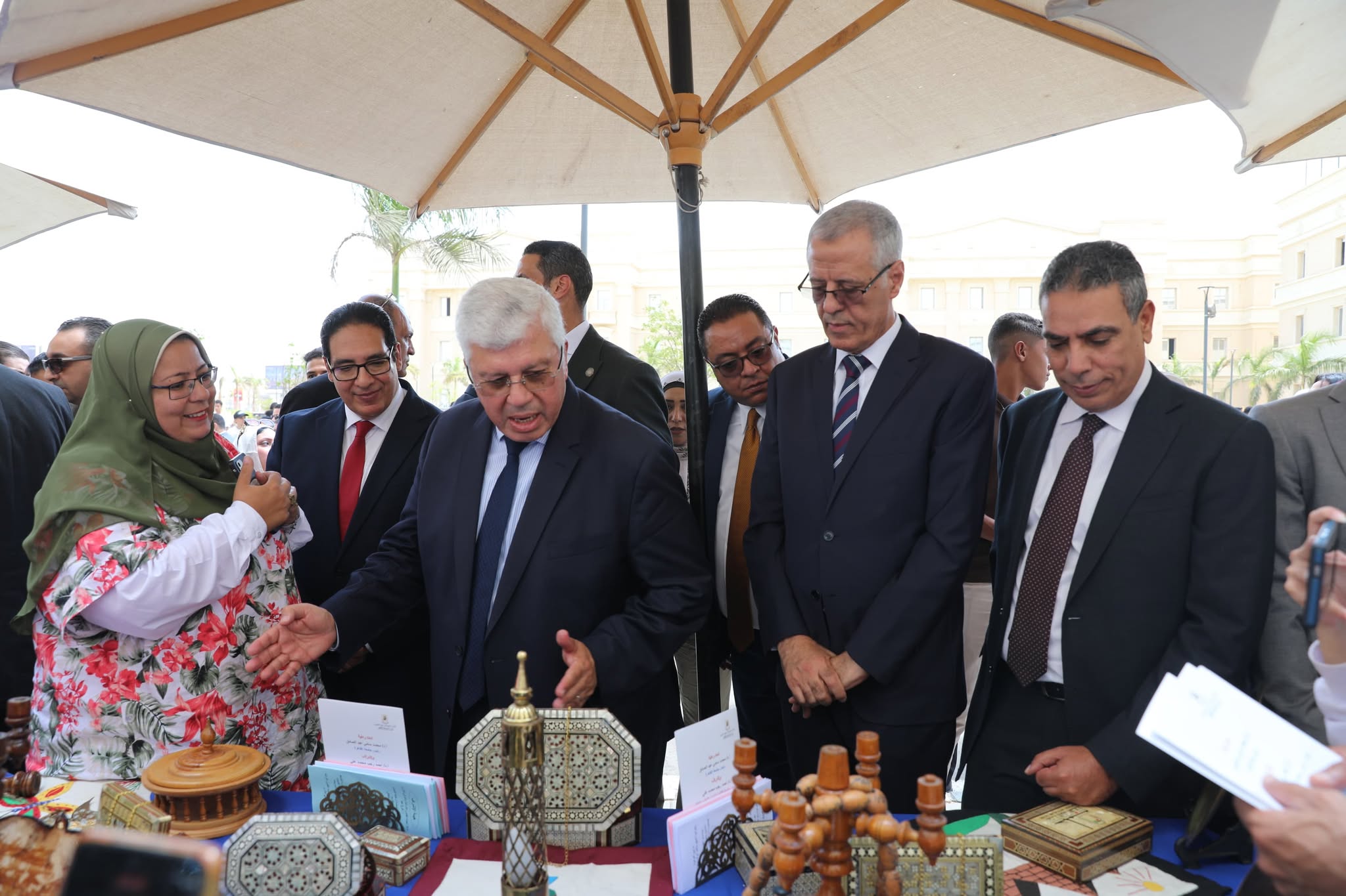 في أول أيام العام الدراسي بالجامعات.. وزير التعليم العالي يتفقد جامعة القاهرة الأهلية