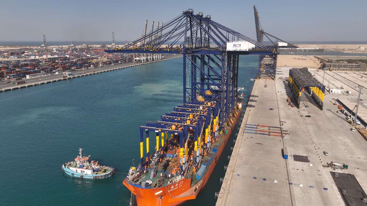 ميناء السخنة يستقبل دفعة جديدة من الأوناش العملاقة استعدادًا للتشغيل الكامل لمحطة “هاتشيسون”